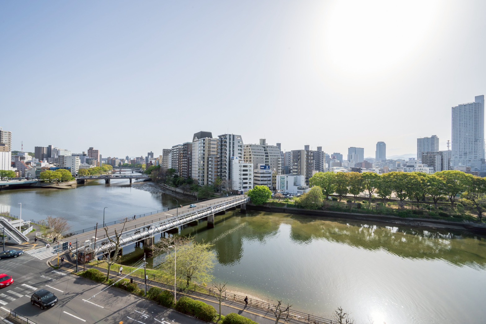 客室から広がる川と広島の街並み